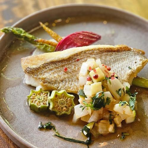 炒时令鲜鱼和蔬菜