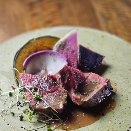 [Gibier steak with wine carefully selected by a sommelier]