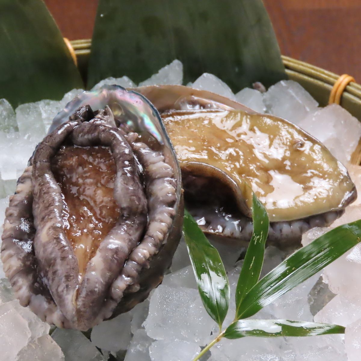 全席カウンター席の店内で海鮮料理をお楽しみください◎