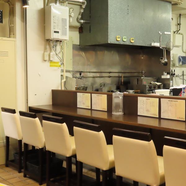 市場という特別なロケーションにあるからこそ、最高の鮮度をそのまま味わえます!事前の予約なしでふらっと立ち寄って、新鮮な海鮮料理などを心ゆくまでご堪能いただけます。誰でもが気軽に入れる、親しみやすい雰囲気です♪!