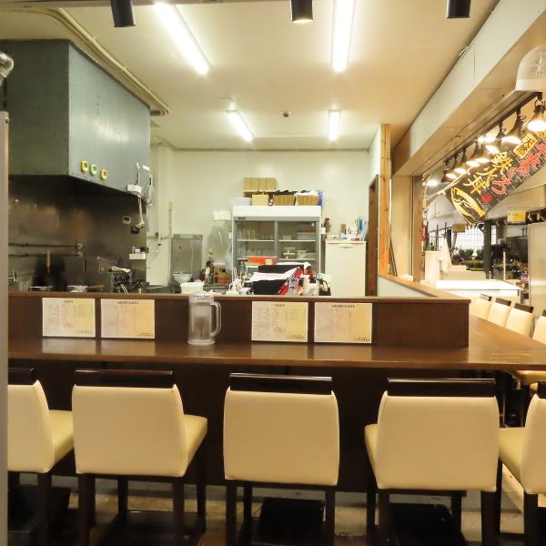 市場直送だからこその圧倒的な鮮度!厳選された旬の魚介を、リーズナブルな価格で心ゆくまでご堪能いただけます。限定12席のカウンターは、お一人様でも気兼ねなく楽しめる心地よい空間です♪!