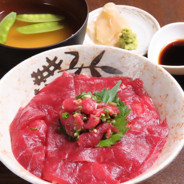 【鮮度と旨みが凝縮!市場直送の本マグロを贅沢に♪】天然本マグロの鉄火丼