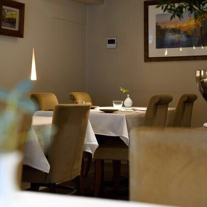 【日常を離れ、特別へ】当店は、名古屋覚王山の閑静な住宅街のマンションの1階に、ひっそりと佇む隠れ家のようなレストランです。都会の喧騒から離れた落ち着いた空間で、特別な時間をお過ごしいただけます。