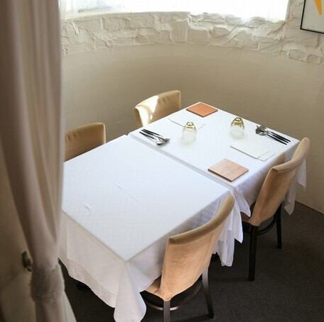 【完全個室完備しております】店内には完全個室もございます。個室料は3名迄の場合おひとり様900円、4名以上1室3,000円いただいております。あらかじめご了承ください。