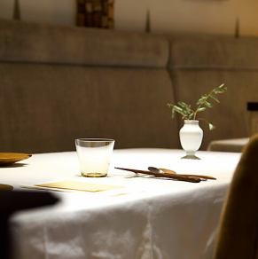 【落ち着いた雰囲気のテーブル席】