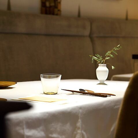 【落ち着いた雰囲気のテーブル席】