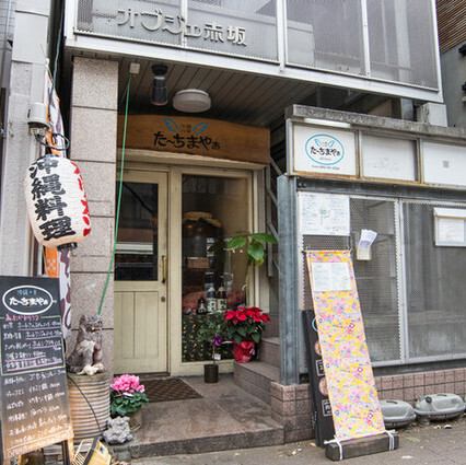 <p>大正通り沿いに構えるお店。大きな泡盛の甕とシーサーでお出迎えいたします♪</p>