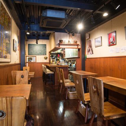 <p>店内は温かみのある木造りの空間。貸切はご相談下さい。</p>