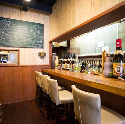 <p>カウンターには泡盛など沖縄ならではのお酒がズラリ！お１人様でもお気軽にどうぞ！</p>
