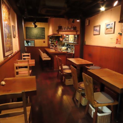 沖縄製木製家具のテーブル席で沖縄の気分を満喫してくだい。2名様～。お席はコネクト可能です。