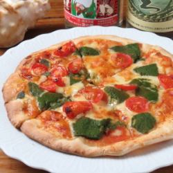 フーチバー（よもぎ）とプチトマトのピザ