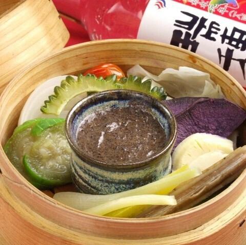 バーニャカウダやピザも沖縄食材で！