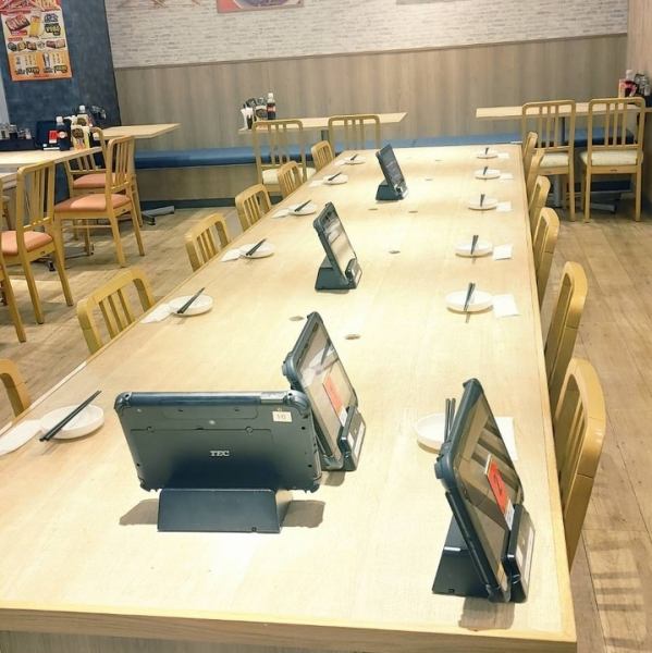 中央のカウンターは仕切りを外すことで、大テーブルとしてもご利用頂けます。また、店内にはセルフのソフトドリンクやスープ、サラダバーもございますので、お子様連れにもおすすめです♪