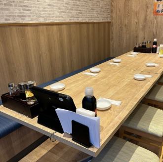 片側がソファー席になっておりますので、小さなお子様連れの方も安心◎当店ではお子様連れのお客様も大歓迎です◎
