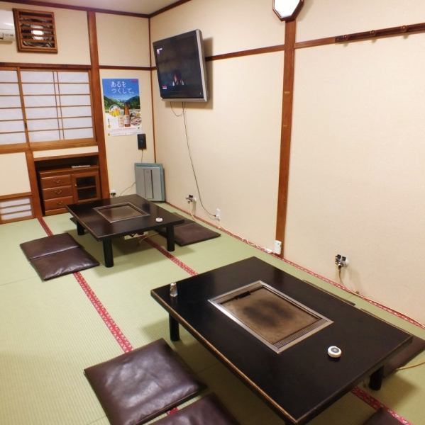 [Private Tatami Room] Spacious tatami room! Comes with a monitor, so you can hold private screenings for groups of 8 or more. Great for watching sports games too!
