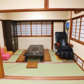 Enjoy our completely private tatami room! By removing the sliding doors, it becomes a spacious area that can accommodate up to 24 people!