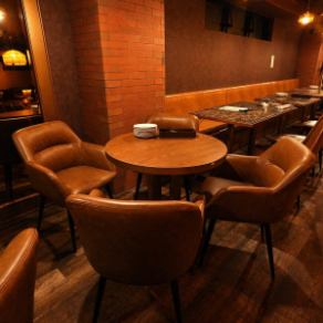 グループでの食事や友人同士の集まりにぴったりのテーブル席。料理を囲みながら会話も弾み、賑やかな時間を過ごせます。人数に合わせてレイアウトも調整可能で、幅広いシーンに対応できる使い勝手の良いお席です。