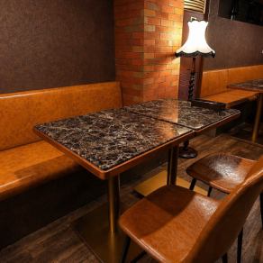 ゆったりとくつろげるソファ席は、女子会やデートにおすすめ。落ち着いた雰囲気の中で、時間を忘れてゆっくり過ごせます。長時間の滞在でも疲れにくく、リラックスしながら料理やお酒を楽しめる人気のお席です