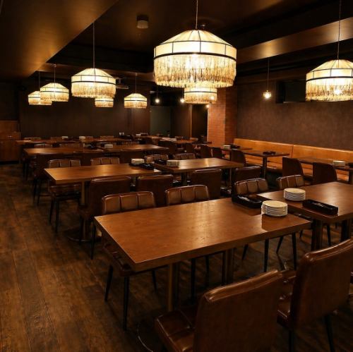 42卓144席の広々とした店内は貸切利用も可能。会社宴会や打ち上げ、結婚式二次会など大人数でのパーティーに最適です。プロジェクターやマイクも完備しており、演出も自由自在。幹事様も安心してご利用いただけます。