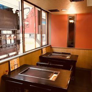 Table seats by the window are seats for banquets.We can accommodate up to 10 to 12 people.Tsuruya Umeda branch is the place to go for okonomiyaki, meat, seafood, and other teppanyaki in Umeda!The volume is comparable to that of an all-you-can-eat bar, and the space has been renovated to rival that of a private room!You can enjoy okonomiyaki in a relaxed manner for 2 hours. .