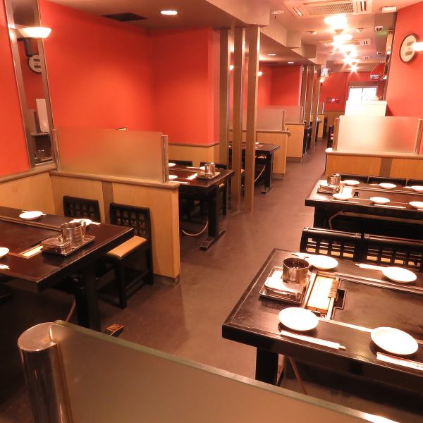 距离大阪站有5分钟的步行路程！热情友好的工作人员在一家经过翻新的美丽商店欢迎您的到来。这个空间的颜色基于橙色和间接照明。Okonomiyaki在您面前的老练厨师面前烤制非常好★您可以使用各种商业回到宴会。我们收到了一个欢乐的声音，“美丽的商店内部非常安静。”