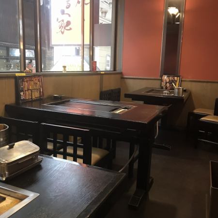 我们为我们宽敞的铁板感到自豪。如果您在梅田想品尝大阪烧、肉类、海鲜和其他铁板烧料理，鹤屋梅田店绝对是您的不二之选！这里的份量堪比自助居酒屋，而且重新装修后的空间舒适度堪比包间！您可以悠闲地享用两个小时的大阪烧。