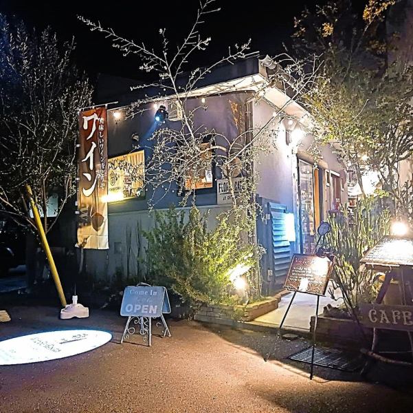 辻堂駅南口よりバスに乗車、常磐町下車で徒歩1分の場所に位置する当店。カジュアルワインからワンランク上のワインまで、ソムリエが丁寧にご説明させていただきます。ノンアルコールカクテルもございますので、ワインがお好きな方も、そうでない方も、どうぞお気軽にご来店ください。