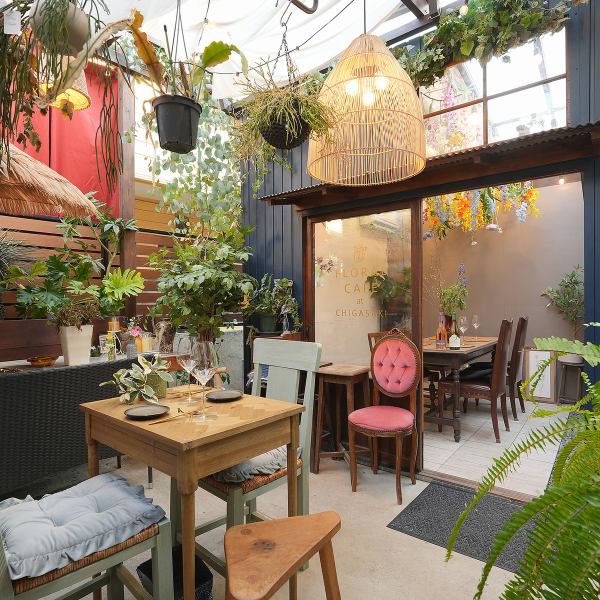 アンティークと美しい花々が調和した癒しの空間です。落ち着いた照明の下、リラックスできる雰囲気が漂います。季節の花や緑に囲まれ、心地よい時間を過ごしながら、厳選されたワインとこだわりの料理を楽しめます。ソムリエが選ぶ特別なワインを片手に、優雅なひとときをお過ごしください。