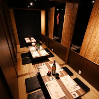 9～12名様用個室！全席掘りごたつ席の足元楽々、広々空間。知立駅より徒歩1分のため宴会やお集まりに大勢のお客様にご利用いただいております。女子会やコンパに接待に使える個室のお部屋もご用意しています。歓送迎会にもおすすめです。人数のご相談等承ります。お気軽にお問い合わせください。