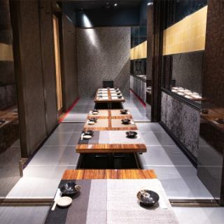 13～20名様用完全個室。数々の有名店を手がけてきた空間デザイナーがプロデュースしており店内は落ち着いた大人の雰囲気で、ごゆっくりおくつろぎいただけます。会社宴会などにもご利用ください。