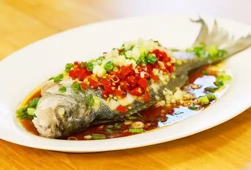 季節鮮魚赤唐辛子漬け蒸し(前日まで予約が必要です)