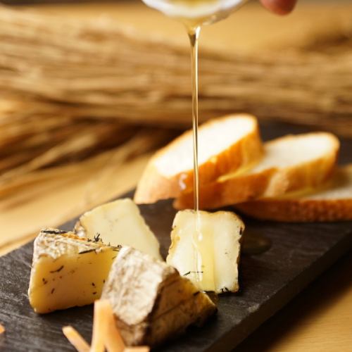 Straw-grilled camembert cheese