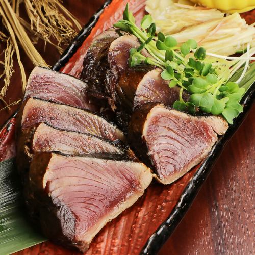 Nakagonmaru's specialty! Grilled bonito on straw