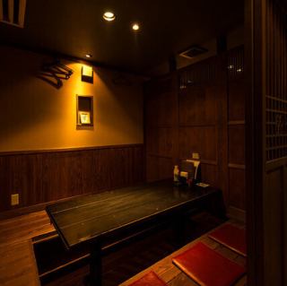 当店では、大人数の貸切利用が可能な広々としたテーブル席を完備しています。また、気兼ねなくプライベートな時間を過ごせる半個室席もご用意。友人や職場の集まり、大切な人との特別な時間など、様々なシーンでご利用いただけます。快適な空間で素敵なひとときをお過ごしください。