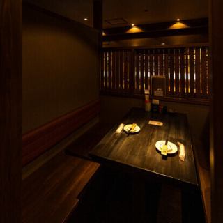 落ち着いた和の雰囲気の中、全42席でお待ちしております♪ 貸切プランは20人から50人まで対応しており、特別なイベントにも最適です☆ 3つの半個室は、少人数での会話を楽しむのにうってつけ。さらに、4つの完全個室では、静かな環境で大切な人との時間を過ごせます！心に残るひとときをぜひお楽しみください◎