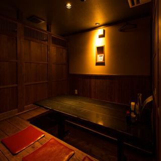 ダークブラウンの落ち着いた内装が、特別なひとときを演出。42席の広々としたスペースは、友人との集まりにも最適です♪ プライベート感を大切にした個室もあり、心地よい時間が流れます◎ここで過ごす時間は、心に残る特別な思い出になることでしょう◎