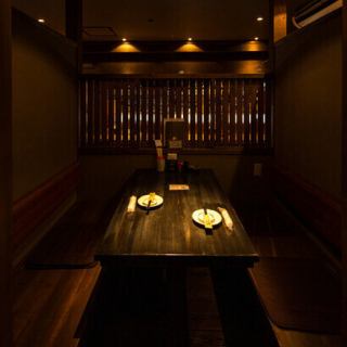 天草から直送された鮮魚のお刺身が楽しめるお店です。炭火焼きも絶品で、食事を豊かに彩ります！落ち着いたダークブラウンの内装で、心地よい空間が広がります。42席のゆったりとした店内は、友人との食事や特別なイベントにも最適です☆ 個室も完備しており、プライベート感を大切にできます◎