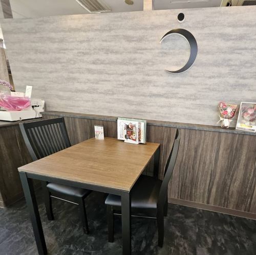 <p>≪接待やデートに、特別な空間とお食事を。リーズナブルに≫当店では、カウンター・開放的なテーブル席・接待などの特別なシーンでもご利用可能な個室など、幅広いシーンや人数にご対応。お客様のシーンに合わせて空間をコーディネートさせていただきます。特別な一瞬をぜひ当店でお過ごしください。</p>