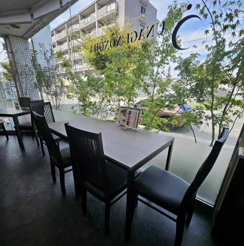 <p>≪おひとり様大歓迎◎≫使いやすいテーブル席をご用意◎おひとり様でのご来店はもちろん、デートにもぴったり。また、店内に飾ってある花やフラワーギフトを直接購入できますので、お気軽に凝ったフラワーギフトのサプライズプレゼントが可能です♪高品質でお手頃価格でご購入いただけます。※ブーケは後日配送</p>