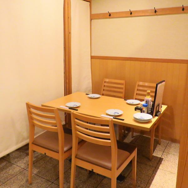 【半個室席】１Fは木の温かさを感じる半個室のテーブル席。思わず長居してしまうくつろぎ空間。会社帰りや友人等の飲み会にピッタリです。完全個室席やカウンター席もご用意しております。