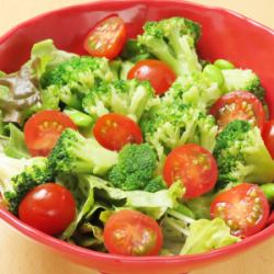 清爽的李子沙拉配番茄和西兰花