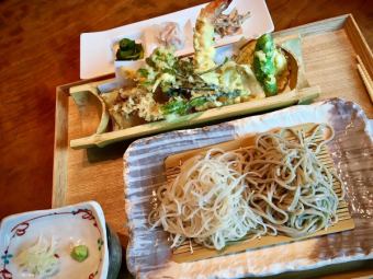 Two-color soba with tempura zaru