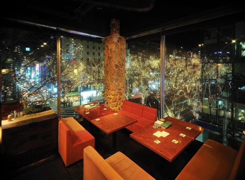 [Enjoy the unique experience of being on an aerial floor overlooking Jozenji Street] An open interior where you can feel the warmth of wood.The windows are made of glass, allowing you to enjoy the changing seasons on Jozenji Street.The table seats are perfect for various banquets, girls' gatherings, and entertainment.Please enjoy seasonal cuisine, soba, and sake in an elegant space.