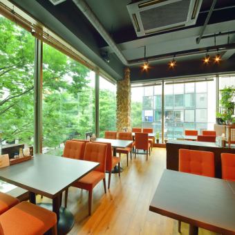The seats surrounded by the greenery of Jozenji-dori have an outstanding atmosphere.Please use it for lunch, dinner, entertainment, etc.