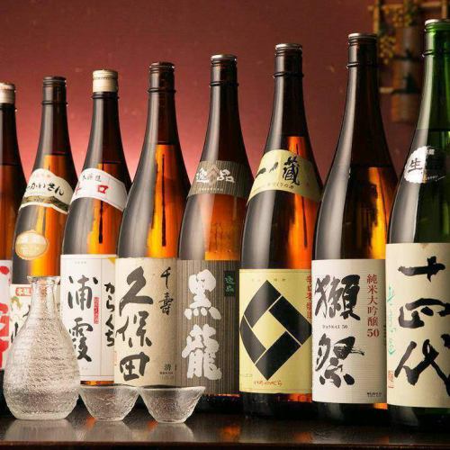 厳選して取り寄せた日本酒と焼酎。毎朝仕入れる海の幸との相性も抜群！