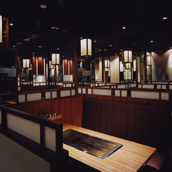 インテリアにこだわった落ち着いた店内。黒基調のシックな雰囲気に、机や床の優しい色が落ち着ける雰囲気を演出しております。こだわりのインテリアはどの場所から見てもおしゃれで、写真映えも◎