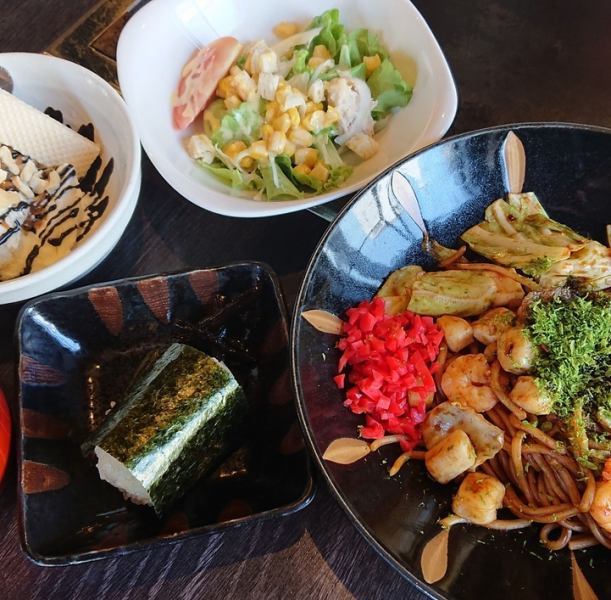 お昼は選べるお得なセットがおススメ◎お好み、焼きそば、オムそば、などお好きなのをお選びいただけます