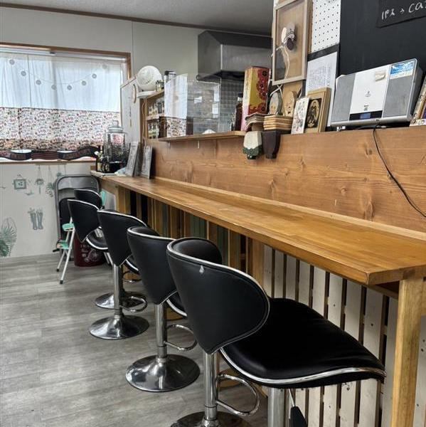 ゆったり深めに座れるカウンター席あります。お一人様の方も入りやすいです♪デートやお友達同士でも◎ランチメニューやドリンクメニュー、お酒も充実しているので、昼夜問わず立ち寄れます。毎日通いたくなるような、どこかホッとするお店です。ご来店お待ちしております★