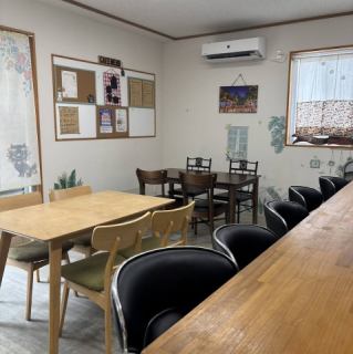 【2名×1席】ついつい長居してしまう、居心地が良いテーブル席です。友達との楽しいひとときを過ごせます。カウンター、テーブル、ソファーが揃っています。人数に応じて、ご案内いたします。自慢の沖縄料理やドリンクをぜひご賞味ください！