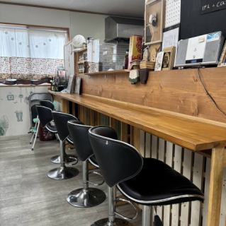 【カウンター4席】ゆったり深めに座れるカウンター席あります。お一人様の方も入りやすいです♪デートやお友達同士でも◎ランチメニューやドリンクメニュー、お酒も充実しているので、昼夜問わず立ち寄れます。ご来店お待ちしております！